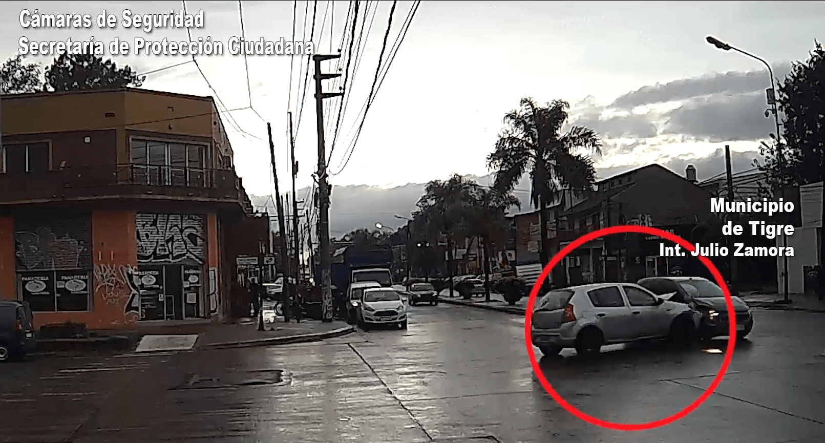 Las cámaras del Centro de Operaciones Tigre (COT) registraron un accidente entre dos vehículos en Benavídez. Inmediatamente, el Sistema de Protección Ciudadana acudió al lugar para brindar asistencia.