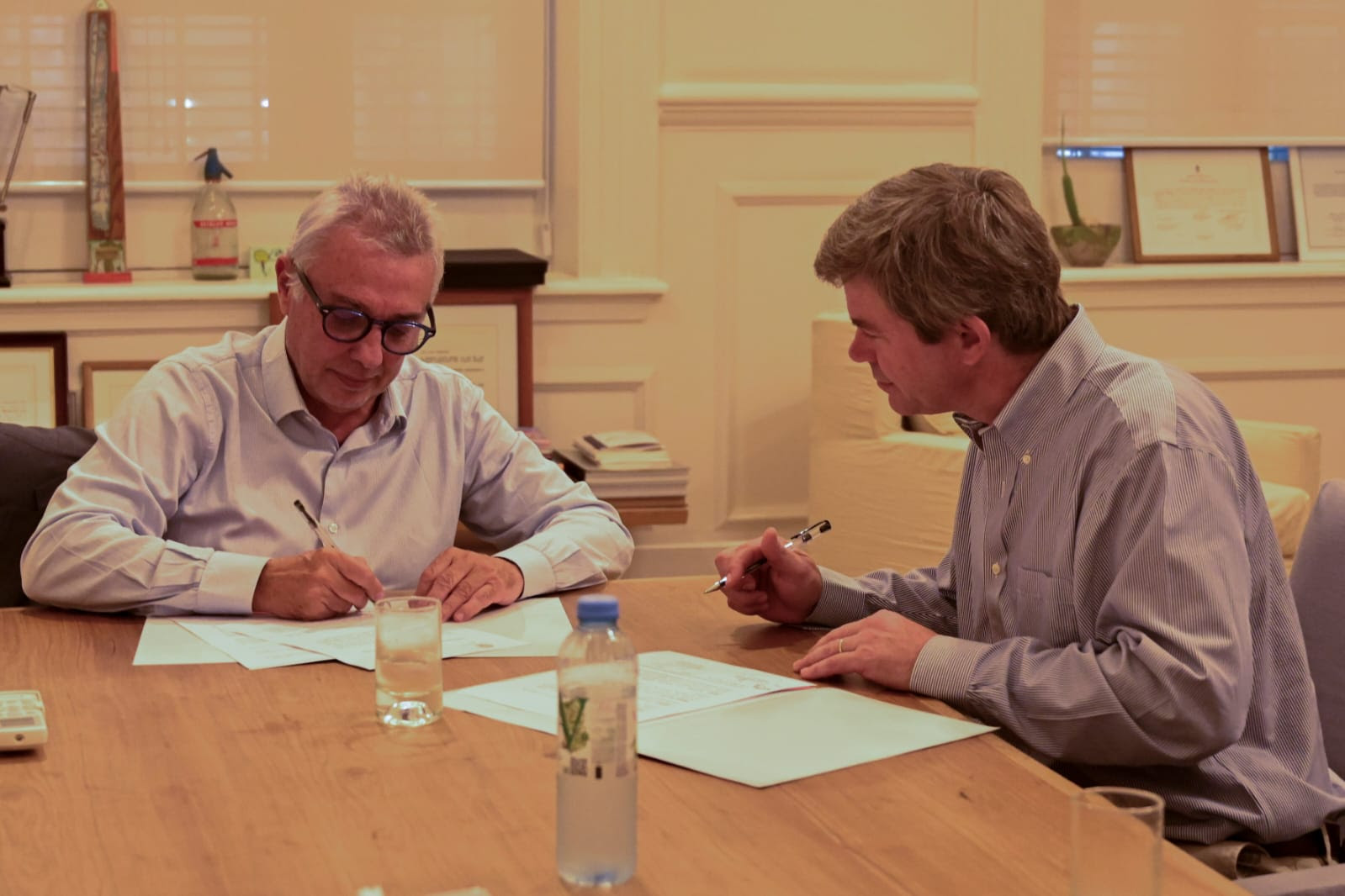 El intendente Julio Zamora y el director general de la entidad, Fernando Uranga, formalizaron la firma de un convenio que permite instrumentar una colaboración alimentaria e integral para más de 200 instituciones locales. “Estamos en un contexto económico muy complicado y es nuestra obligación estar atentos a las necesidades básicas de las y los vecinos”, expresó el jefe comunal.