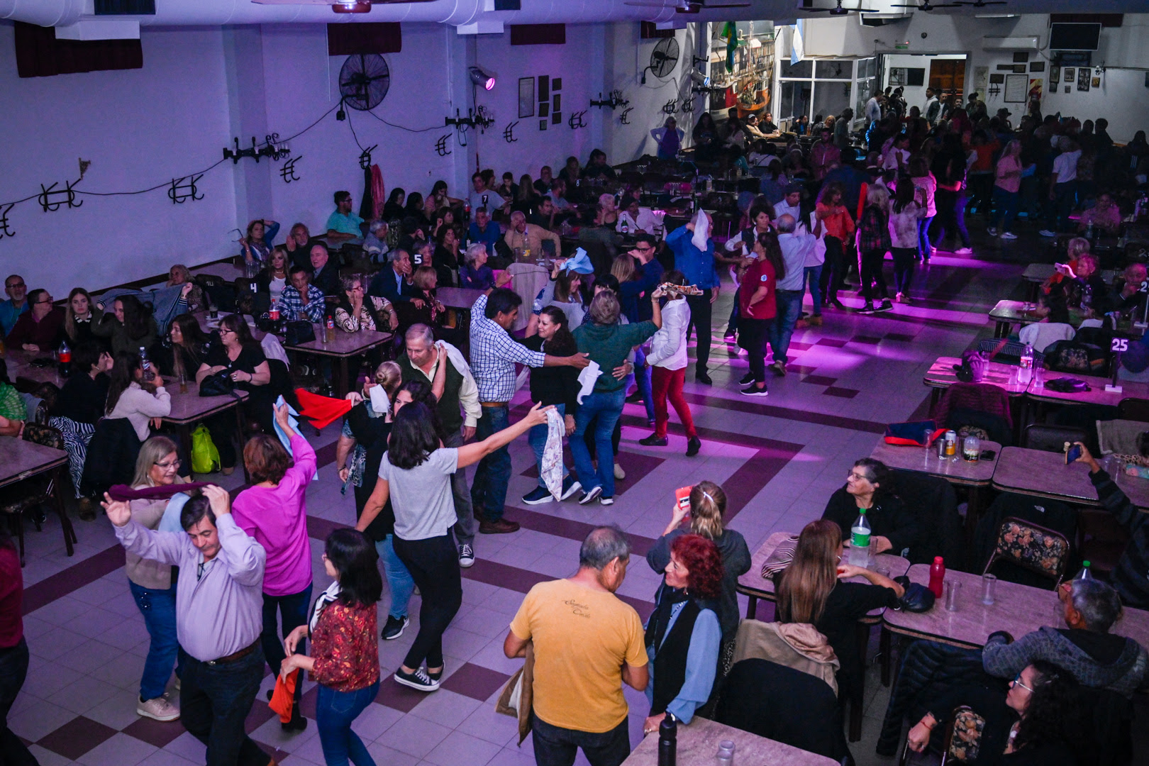 En el Centro de Jubilados 2 de Abril de la localidad de Tigre centro, el intendente Julio Zamora acompañó el inicio del ciclo la Peña de Noche 2024. El festival llevado adelante por el Municipio tiene el objetivo incentivar la cultura local para que vecinos y vecinas disfruten de espectáculos folclóricos a cargo de artistas del distrito.