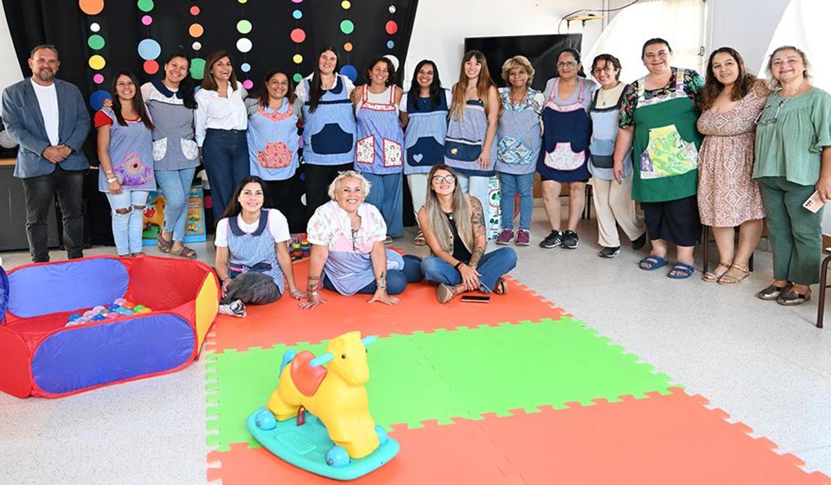 Gisela Zamora en la entrega de materiales de plaza blanda en el Jardín de Infantes N° 926 de General Pacheco