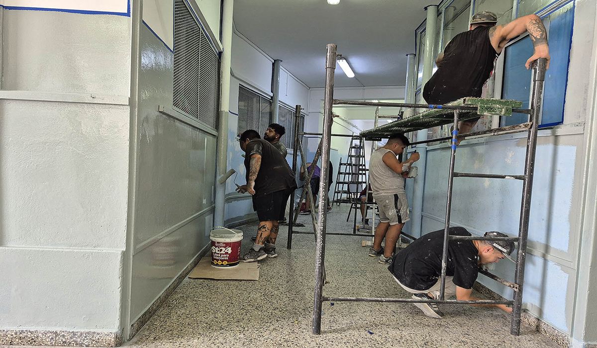 Intendente Julio Zamora recorriendo las obras de refacción en la Escuela Primaria N° 29 de Don Torcuato
