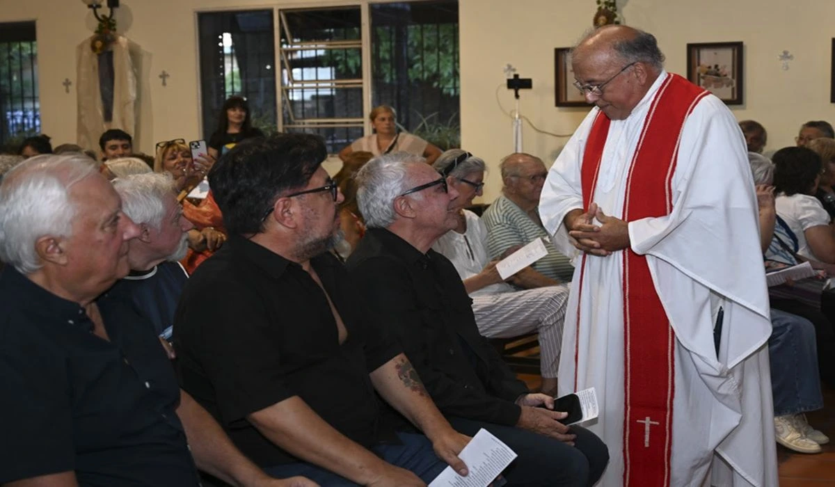 Julio Zamora y el Obispo Guillermo Caride en la misa homenaje al Padre Pancho Soares en Carupá, Tigre