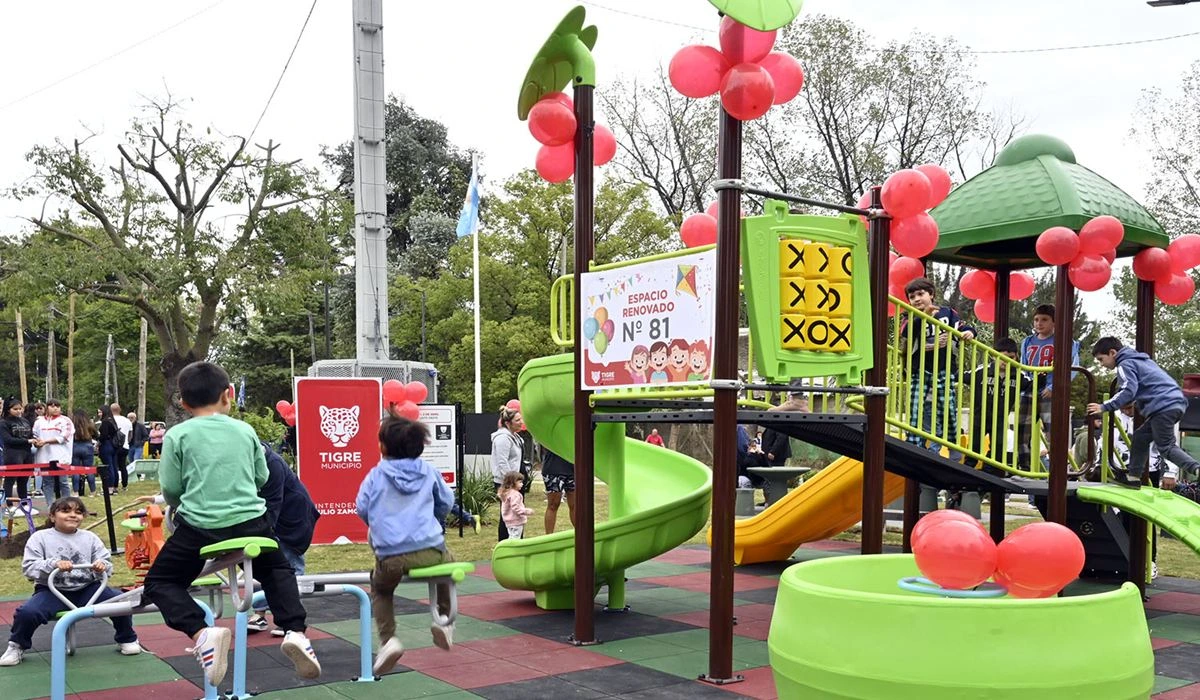 Familia disfrutando de los nuevos juegos y canchas en una de las 101 plazas renovadas de Tigre