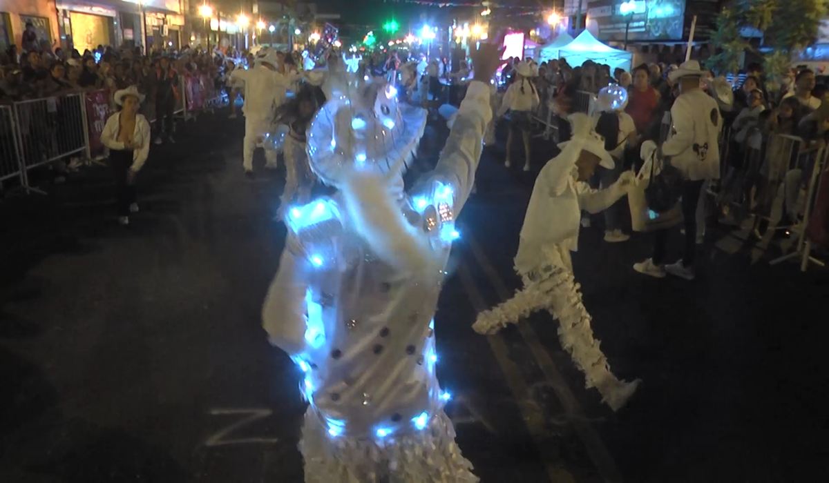 Murgas de Rincón de Milberg desfilando en el Carnaval de Tigre 2026 frente a autoridades municipales