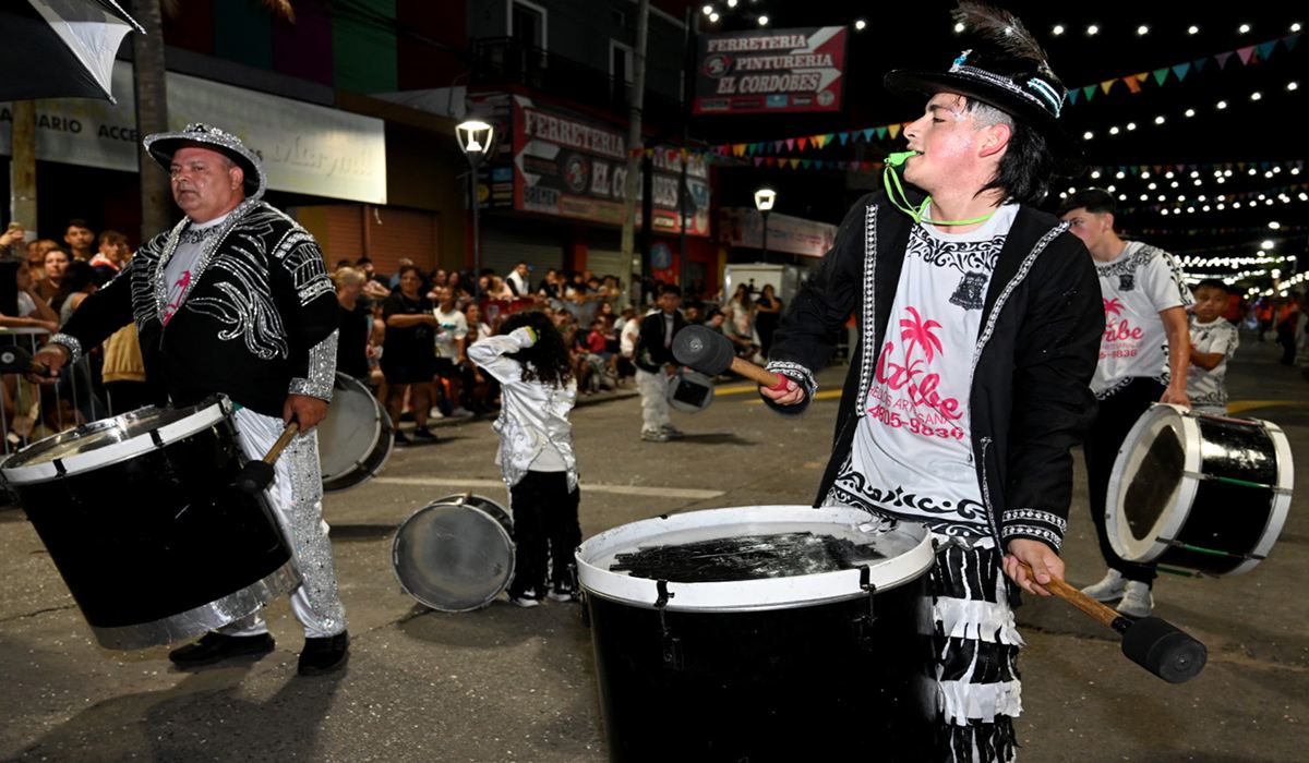 Murgas desfilando en el corsódromo de Troncos del Talar, Carnavales de Tigre 2026