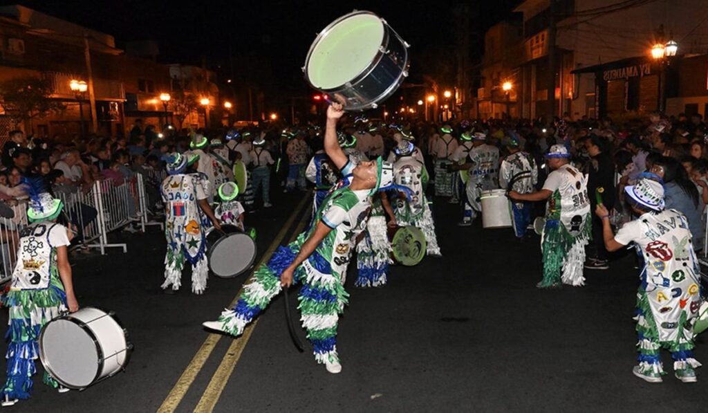 En este 2026, el Municipio de Tigre organizará cuatro jornadas de desfiles y espectáculos en las calles de la ciudad. El evento contará con murgas locales y la apertura de la Crew Municipal "Jaguar", grupos de danza urbana y presentaciones de folclore riojano