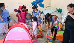 La secretaria de Educación y Promoción Social, Gisela Zamora, llevó adelante la entrega de kits de plaza blanda en el marco de la iniciativa “Vení y Juguemos Juntos”, correspondiente al programa "Redes para el Cuidado de la Primera Infancia". La actividad tuvo lugar en la localidad de Troncos del Talar.