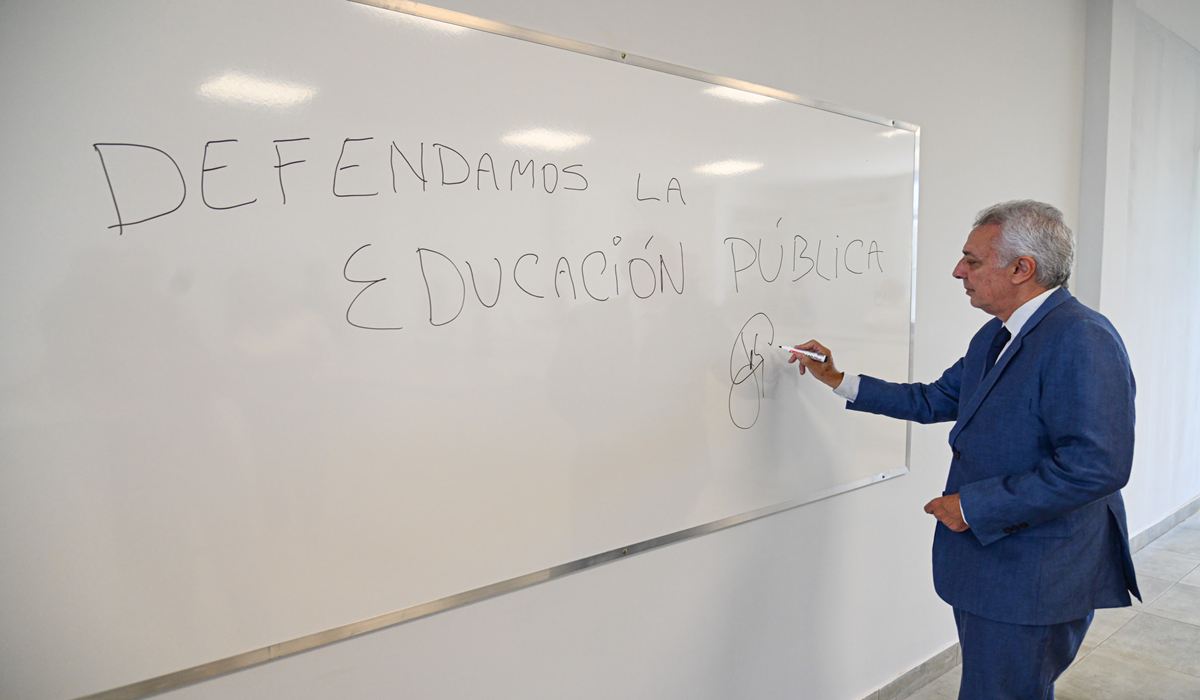 Julio Zamora presentó las nuevas instalaciones educativas para 950 alumnos Con una inversión integral que incluye 11 aulas, gimnasio y laboratorios, el Municipio transformó el complejo que comparten la Primaria N.° 25, la Secundaria N.° 14 y el Centro de Adultos N.° 711.