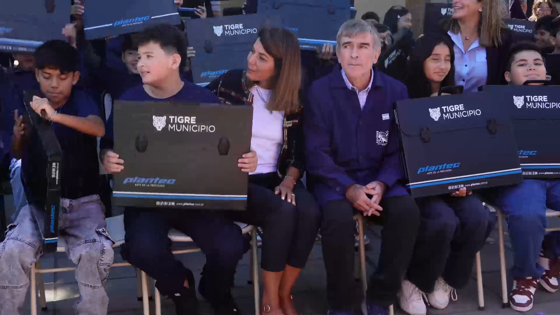 Autoridades del Municipio de Tigre encabezadas por la secretaria de Educación y Promoción Social, Gisela Zamora, participaron de la entrega de 160 kits de dibujo a estudiantes de la Escuela Técnica N° 2 de Ricardo Rojas.