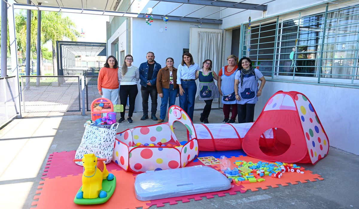 La secretaria de Educación y Promoción Social, Gisela Zamora, encabezó la entrega de materiales de primera infancia en el Jardín N° 945 de Don Torcuato. La actividad se ejecutó en el marco del programa municipal “Redes para el Cuidado de la Primera Infancia”.