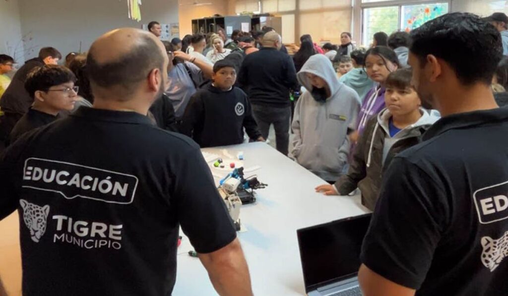 En la Biblioteca Maestra Teresita Cepeda de Rincón de Milberg, el Gobierno local inició el club de robótica destinado a jóvenes entre 11 y 18 años. A través de esta iniciativa, los profesionales brindan herramientas de programación e ingeniería.