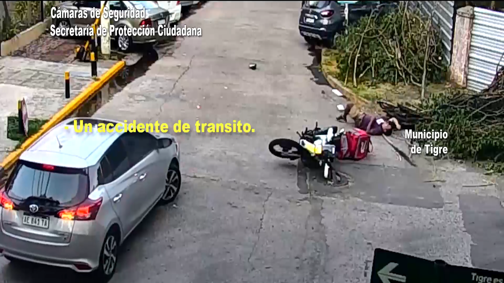 Las cámaras municipales del Centro de Operaciones Tigre (COT) registraron un accidente de tránsito en la esquina de las calles Colorado y Ayacucho: un automovilista impactó a una moto que circulaba en el mismo sentido.