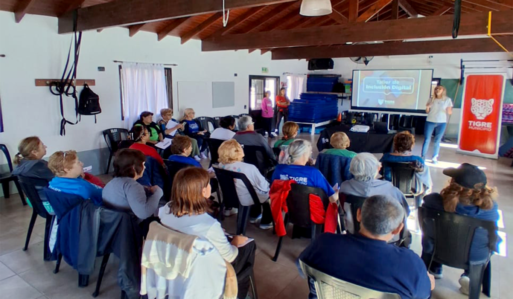 El Gobierno local realizó una jornada de capacitación en el Polideportivo de Ricardo Rojas, donde se brindaron herramientas prácticas para el uso de celulares, la realización de trámites online y la navegación segura en internet.