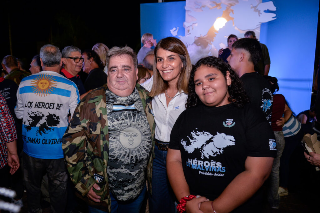 la secretaria de Educación y Promoción Social, Gisela Zamora, fue parte de la tradicional vigilia en honor a los héroes de Malvinas, a 44 años de la gesta de 1982