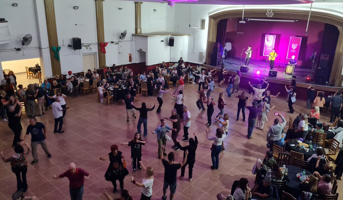 El Salón de los Bomberos Voluntarios recibió a más de 400 personas en la reciente edición de la peña folclórica municipal