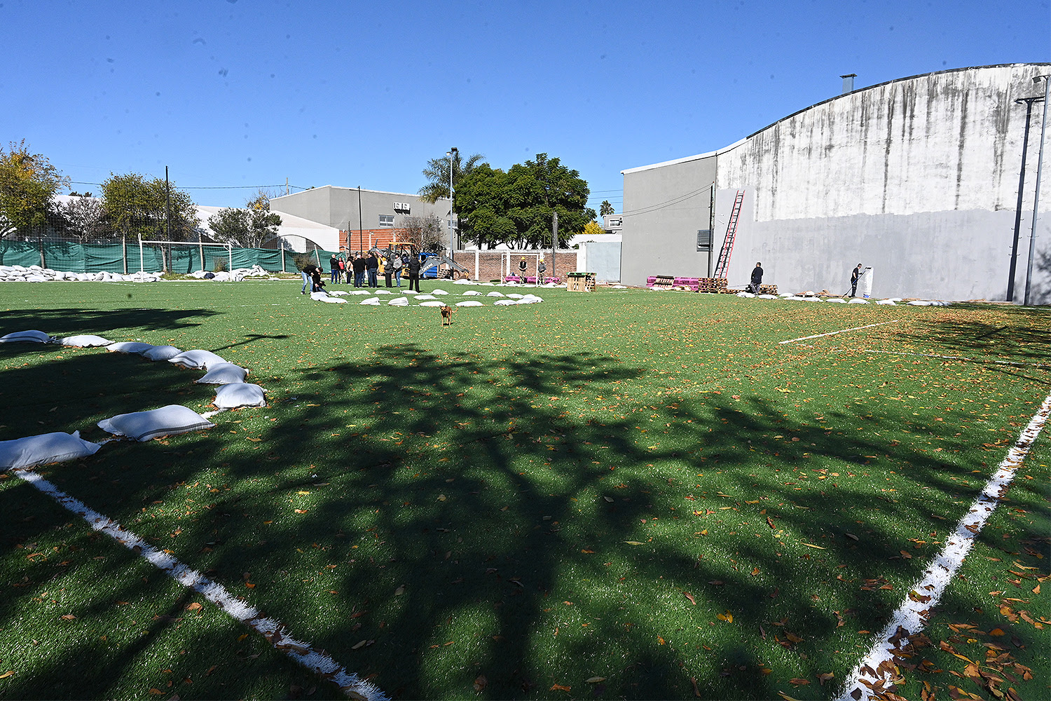 Trabajos de renovación se ejecutan en el centro deportivo municipal de la localidad de Ricardo Rojas