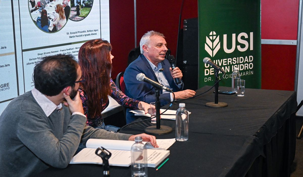 El intendente de Tigre fue invitado por los representantes de la entidad a La Rural para exponer sobre el nuevo número lanzado por el Centro Latinoamericano de Estudios sobre Derecho y Estado (CLADE). La actividad se llevó adelante en el marco de la 50º edición de la Feria Internacional del Libro.