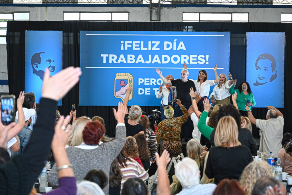 El Peronismo de Tigre realizó un multitudinario acto por el Día del Trabajador, encabezado por el intendente Julio Zamora. Allí, brindó un mensaje enfocado en recuperar la historia, reorganizarse para defender a los sectores más vulnerables y cuestionó a quienes actúan de manera contradictoria cuando son oposición.