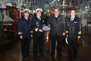 Autoridades del Municipio de Tigre y directivos del Museo Naval de la Nación durante la entrega de la placa conmemorativa.