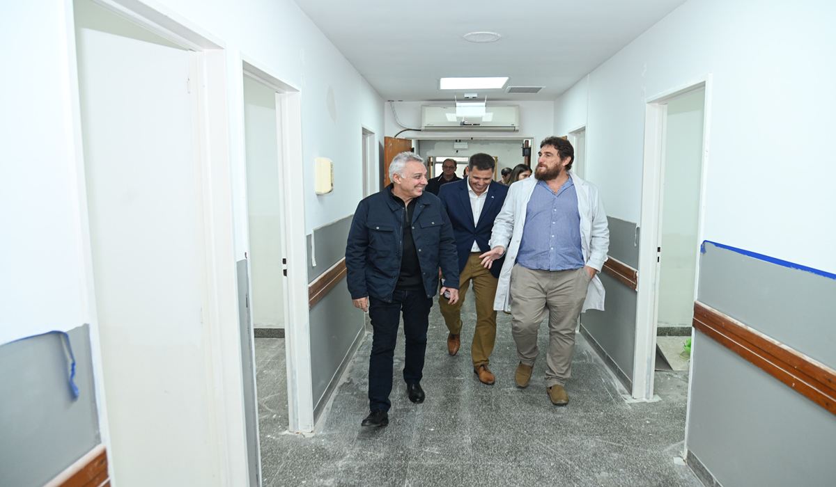 El intendente Julio Zamora durante la inspección de los nuevos consultorios en construcción en el centro de Tigre.