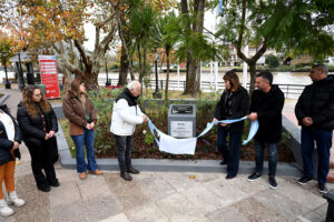 Autoridades municipales y familiares de Carolina Aló durante el descubrimiento de la placa recordatoria en Paseo Victorica