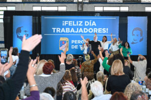 El Peronismo de Tigre realizó un multitudinario acto por el Día del Trabajador, encabezado por el intendente Julio Zamora. Allí, brindó un mensaje enfocado en recuperar la historia, reorganizarse para defender a los sectores más vulnerables y cuestionó a quienes actúan de manera contradictoria cuando son oposición.