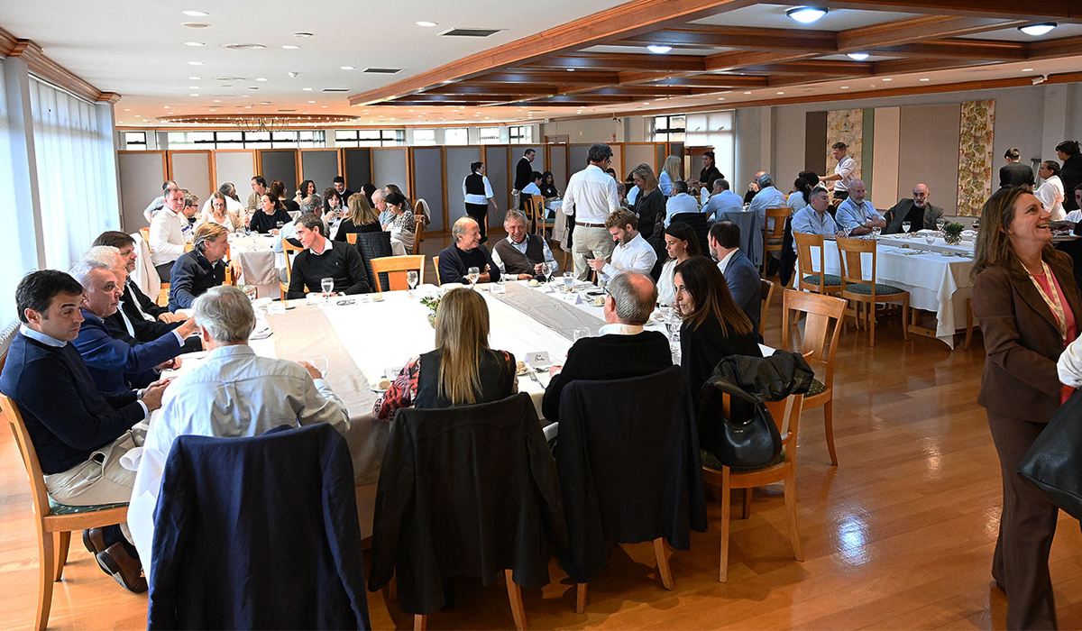 El intendente de Tigre participó de una jornada sobre hábitat social y cooperación en la sede del IAE en Pilar