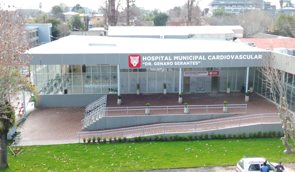 El equipo médico del Hospital Cardiovascular realizó la primera cirugía a corazón abierto en el establecimiento municipal.