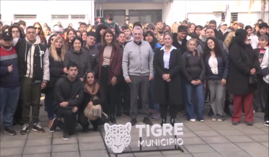 El intendente Julio Zamora y la secretaria Gisela Zamora conversan con los nuevos estudiantes becarios en el Centro Universitario Tigre