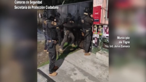 A través de tres allanamientos en simultáneo, las fuerzas de seguridad detuvieron a dos personas y secuestraron estupefacientes, un arma de fuego y un vehículo