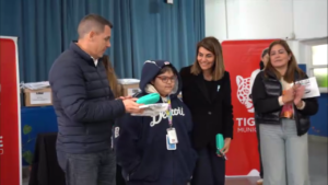 La secretaria Gisela Zamora junto a los estudiantes y familias que recibieron los lentes recetados por el Municipio