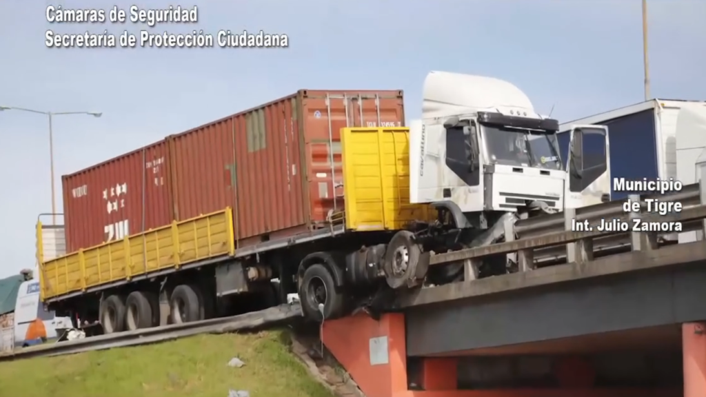 Distracción en un puente casi termina en tragedia: un camión perdió el control sobre la autopista y colisionó contra el guardarrail