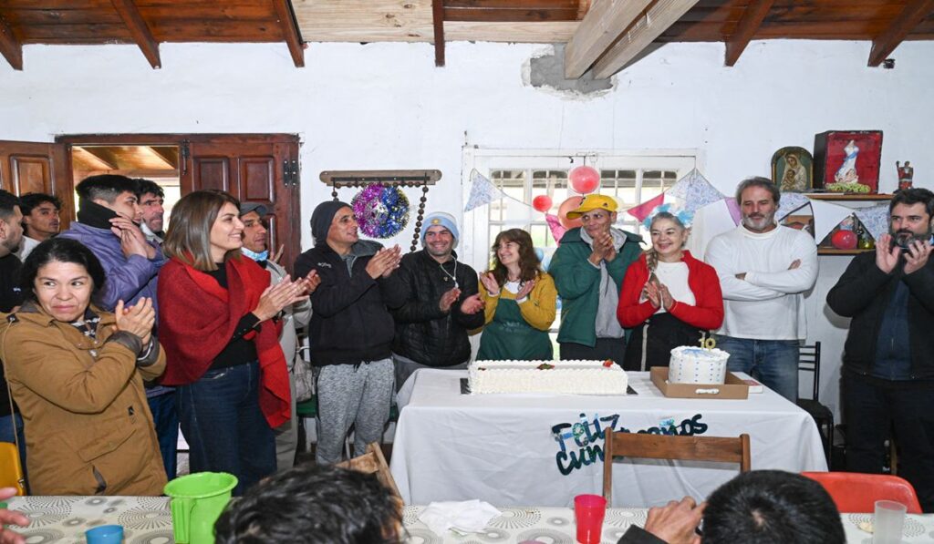Gisela Zamora junto a los coordinadores y voluntarios en el festejo por los diez años de Duchas Santa Teresa.