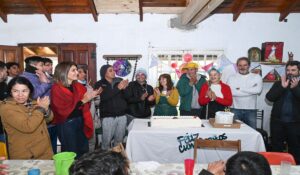 Gisela Zamora junto a los coordinadores y voluntarios en el festejo por los diez años de Duchas Santa Teresa.
