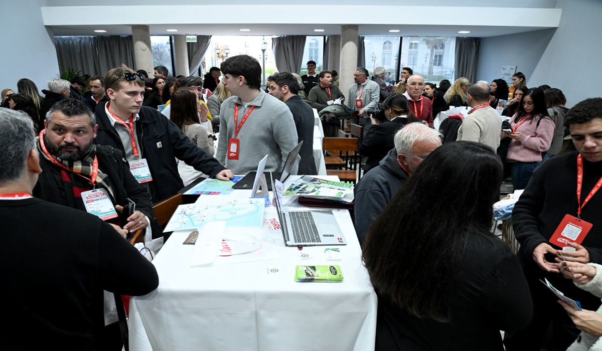 Prestadores turísticos y autoridades municipales durante la jornada de trabajo en el SUM del HCD