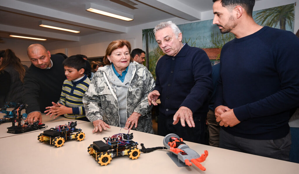 El intendente Julio Zamora y el equipo municipal durante la apertura del nuevo club tecnológico en la Biblioteca Popular Sarmiento