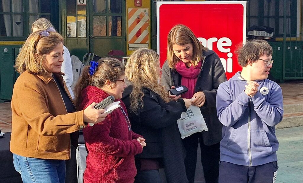 La secretaria Gisela Zamora junto a directivos y alumnos de la Fundación Nosotros durante el acto de entrega de anteojos.