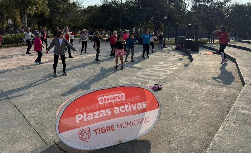 Vecinos del distrito participan de una clase de ritmos coordinada por profesores de los polideportivos municipales.