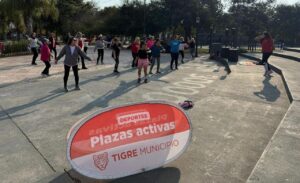 Vecinos del distrito participan de una clase de ritmos coordinada por profesores de los polideportivos municipales.