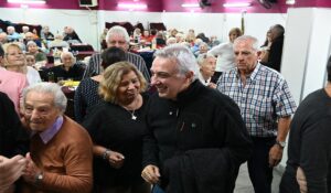 El intendente Julio Zamora junto a los integrantes del Centro de Jubilados Marina Mercante en Tigre centro