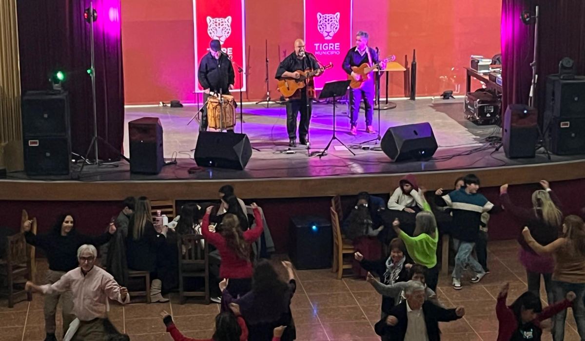 Vecinos bailando folclore en el Salón de los Bomberos Voluntarios de Tigre.