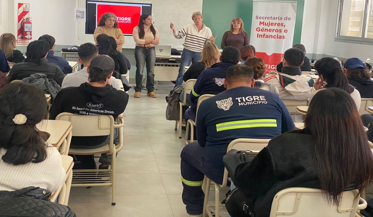 Trabajadores de las distintas áreas locales participan del taller de formación en el Centro Universitario Tigre