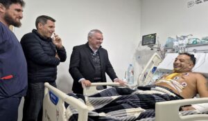 El intendente Julio Zamora visitó a Antonio, el vecino de El Talar al que se le realizó el primer bypass coronario doble a corazón abierto: se trata de la primera cirugía de este tipo en Tigre