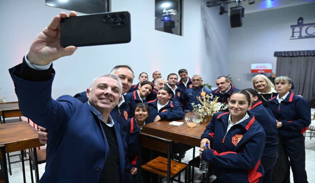 El intendente Julio Zamora junto a miembros de los cuarteles de bomberos en el SUM del Concejo Deliberante