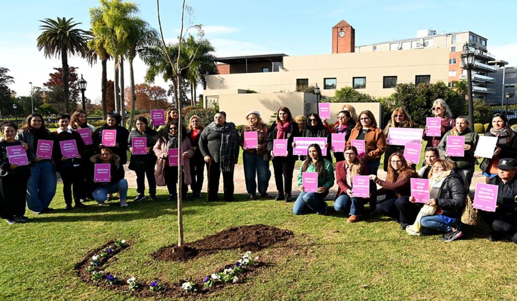 Funcionarios locales y vecinas participan del acto de concientización en los jardines del Museo de Arte Tigre