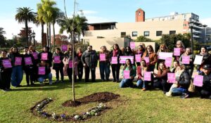 Funcionarios locales y vecinas participan del acto de concientización en los jardines del Museo de Arte Tigre