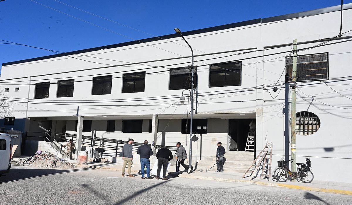 El intendente Julio Zamora recorrió los avances de la ampliación edilicia en las escuelas de Rincón de Milberg.