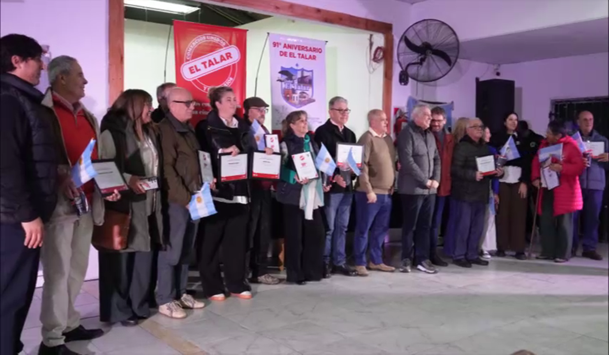 El intendente Julio Zamora junto a referentes locales en la entrega de distinciones en El Talar