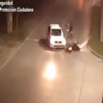 El choque ocurrió a primera hora de la mañana, cuando el rodado de mayor porte colisionó de frente al motovehículo que circulaba por Colectora Este -en sentido opuesto- y su intersección con Camino de la Bota. Al detectar lo ocurrido a través de las cámaras, los operadores de la central dieron aviso al móvil más cercano.