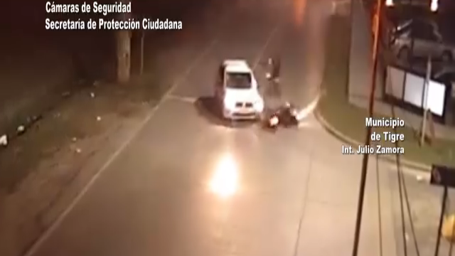 El choque ocurrió a primera hora de la mañana, cuando el rodado de mayor porte colisionó de frente al motovehículo que circulaba por Colectora Este -en sentido opuesto- y su intersección con Camino de la Bota. Al detectar lo ocurrido a través de las cámaras, los operadores de la central dieron aviso al móvil más cercano.